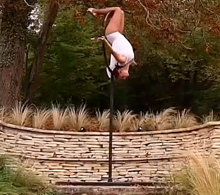 Artiste acrobate réalisant une performance aérienne sur une structure Lollipop