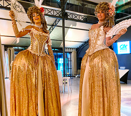 échassières en costumes de marquises baroques Versailles Marie-Antoinette
