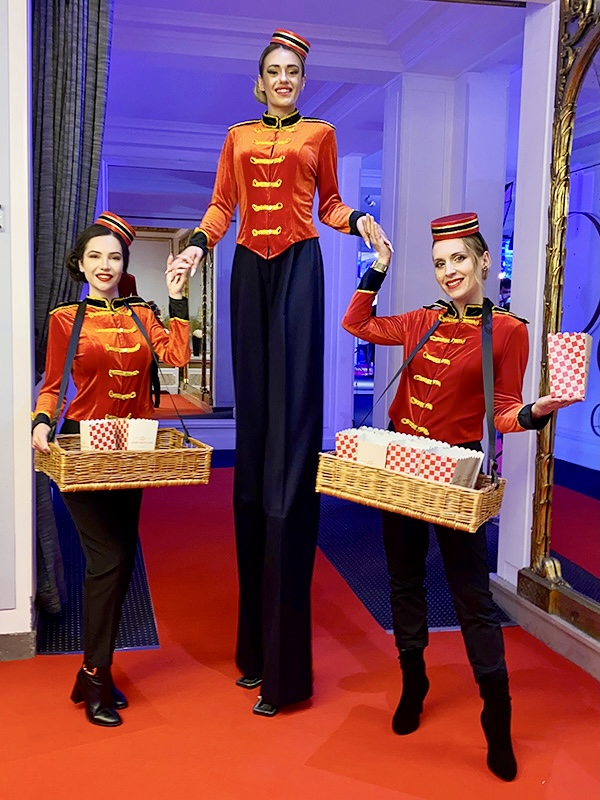 chassi�re Groom accompagn�e de deux h�tesses distribuant des cadeaux et animations lors d'un �v�nement corporate.