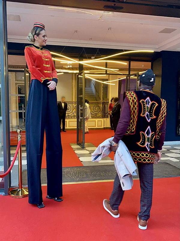 Artiste sur �chasses en tenue de Groom accueillant les participants � un �v�nement.