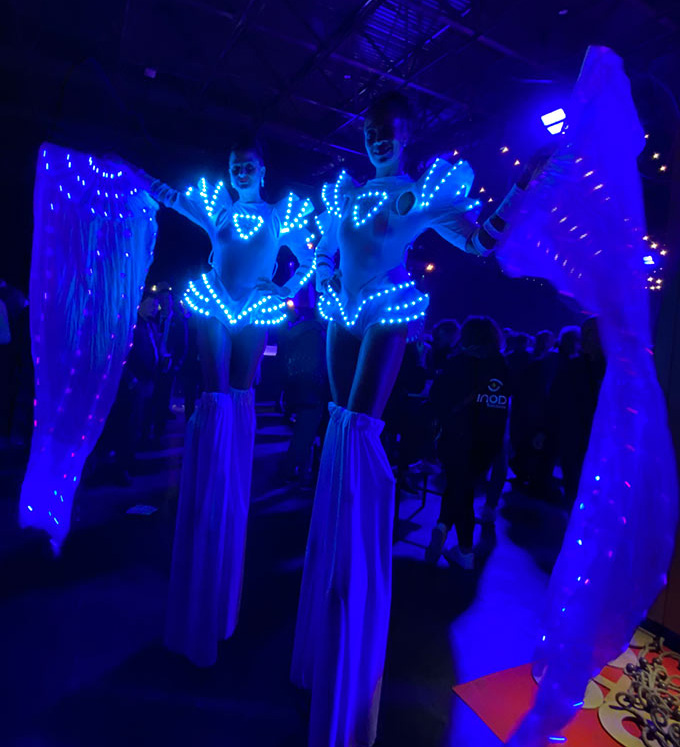 accueil �v�nementiel futuriste avec artistes en costumes lumineux innovants